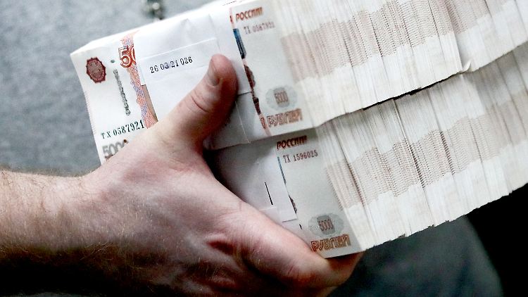 Rubel kann Russlands Zentralbank unbegrenzt produzieren, die Auslandsschulden muss es jedoch in US-Dollar begleichen.