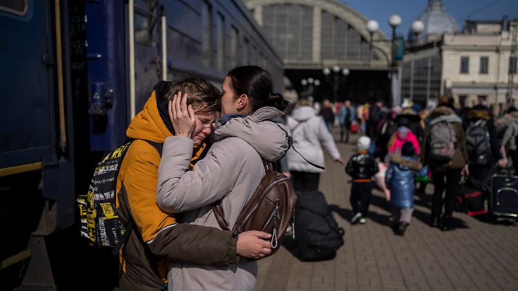 Der Bahnhof in Lwiw ist ein Ort, an dem sich Menschen verabschieden - und in letzter Zeit auch wieder begrüßen. 