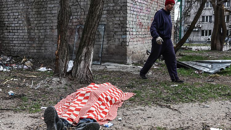 In Mariupol soll die Opferzahl unter Zivilisten immens sein. Auch in der Hafenstadt liegen Leichen auf den Straßen. Nach ukrainischen Angaben sollen russische Truppen sie teils verbrennen, um Kriegsverbrechen zu vertuschen.