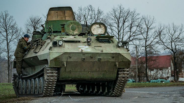 Panzer mit dem Z-Symbol: Ukrainer untersuchen das erbeutete Kriegsgerät bei Charkiw.