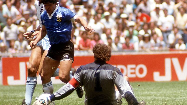 Einen Wimpernschlag vor Diego Maradonas "Jahrhunderttor" entstand dieses Foto.