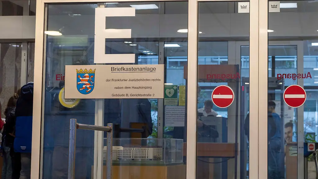 Ein-Busfahrer-der-ueber-eine-rote-Ampel-gefahren-und-so-einen-toedlichen-Unfall-verursacht-haben-soll-hat-zum-Prozessauftakt-im-Frankfurter-Amtsgericht-den-Vorwurf-abgestritten