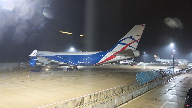 Die Maschine gehört zur Fluggesellschaft Cargologicair UK, die sich im Besitz zweier russischer Staatsbürger befindet.