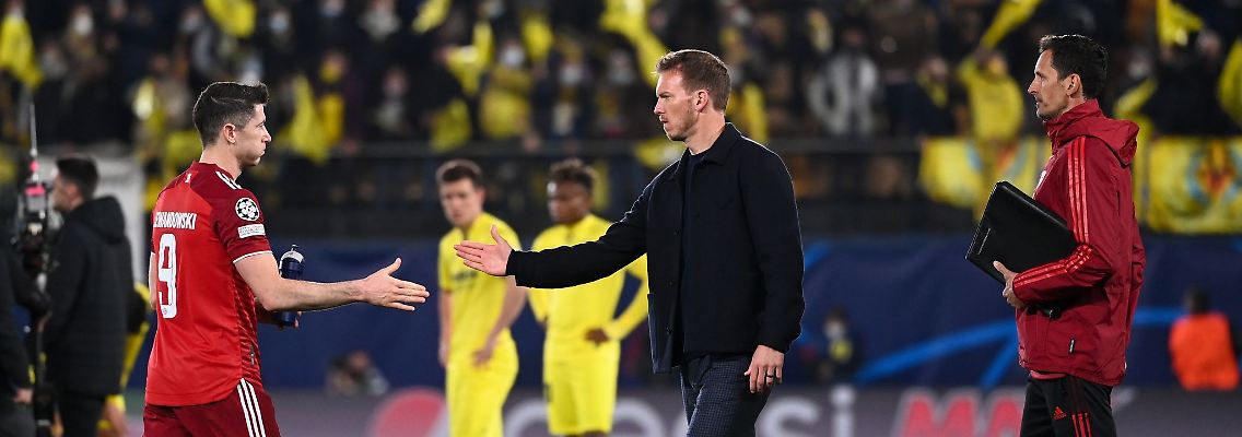 Münchens Trainer Julian Nagelsmann (M) nach dem Spiel in Villarreal beim Handschlag mit Robert Lewandowski.