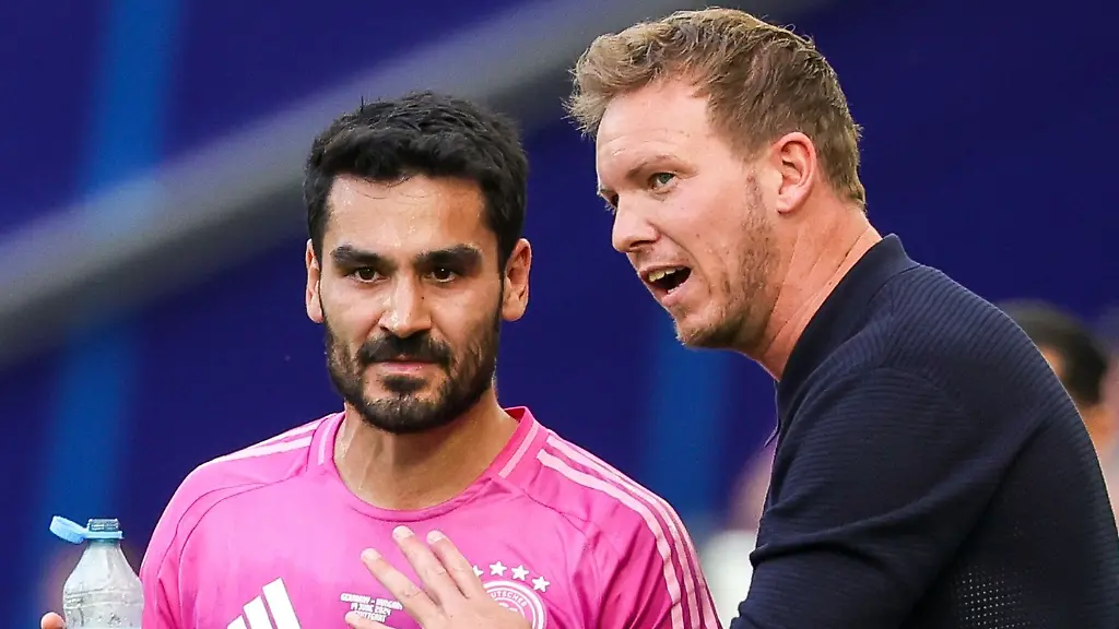 Ein-Bild-das-nun-Vergangenheit-ist-Bundestrainer-Julian-Nagelsmann-und-Kapitaen-Ilkay-Guendogan-im-Gespraech-am-Spielfeldrand