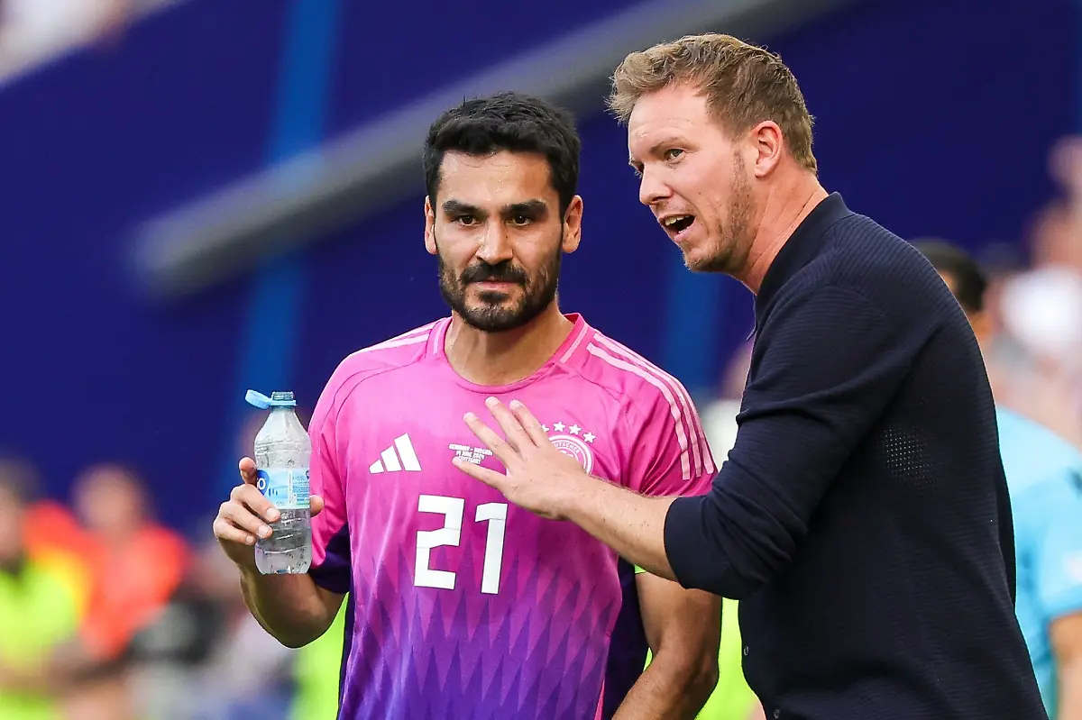 Ein-Bild-das-nun-Vergangenheit-ist-Bundestrainer-Julian-Nagelsmann-und-Kapitaen-Ilkay-Guendogan-im-Gespraech-am-Spielfeldrand