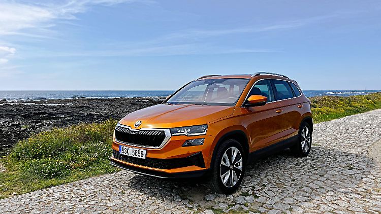 Das Facelift brachte dem Skoda Karoq optisch Verfeinerungen an Front und Heck, wobei besonderes Augenmerk auf die Aerodynamik gelegt wurde.