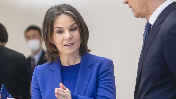 Gerade noch in Brüssel, dann in Berlin bei der Bundestagsabstimmung: Außenministerin Baerbock.