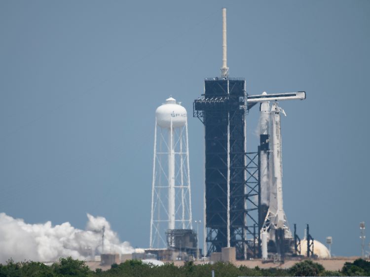 "Falcon 9"-Rakete mit dem "Crew Dragon"-Raumschiff von SpaceX an Bord auf der Startrampe während der Tests vor der Axiom-Mission 1 im Kennedy Space Center der NASA in Cape Canaveral.