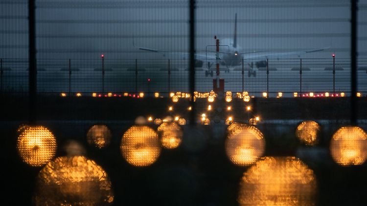 Am Flughafen Frankfurt und andernorts müssen sich Reisende auf Engpässe einstellen.