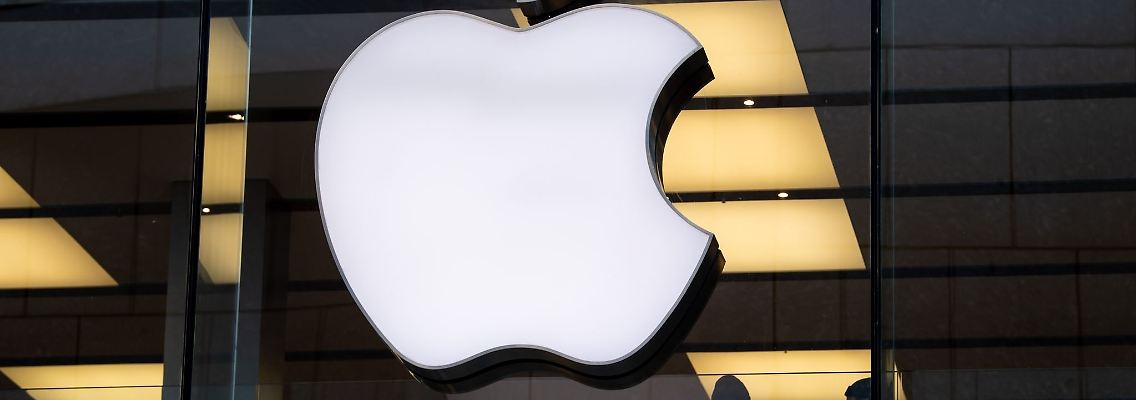 Das Logo des Technologieunternehmens Apple ist am Apple Store in der Innenstadt von München zu sehen.