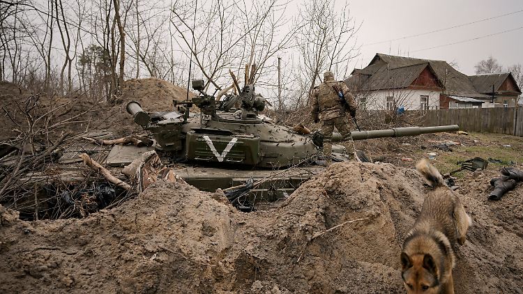 Ein ukrainischer Soldat geht an einem verlassenen Panzer der russischen Armee in Andrijiwka vorbei - einer Siedlung zwischen Donezk und Mariupol.