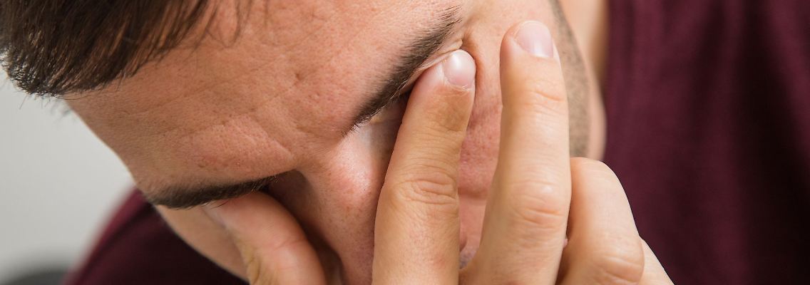 Auch eine Überlastung der Augen kann für Sehstörungen sorgen. Dann sind Entspannung und Schlaf angesagt.