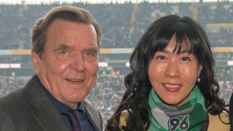 Gerhard Schröder und seine Frau So-yeon Schröder-Kim beim Besuch eines Hannover-Spiels im Jahr 2018. 