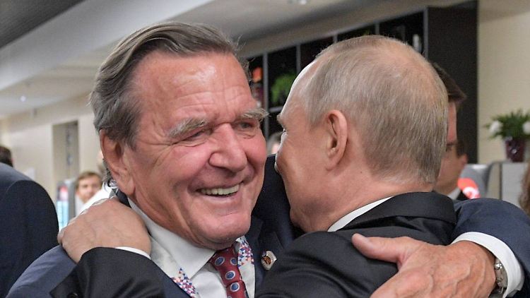 Schröder und Putin im Juni 2018 bei der Fußball-WM in Moskau.
