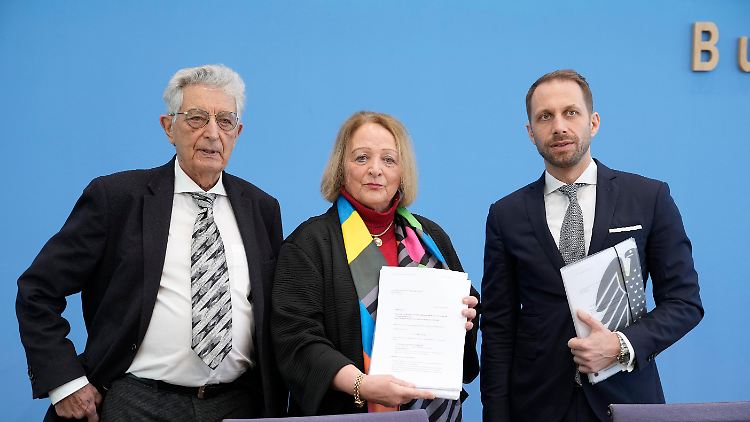 Zwei prominente FDP-Politiker mit ihrem Anwalt: Die Anzeige richtet sich gegen Russlands politische Führung, aber auch gegen Soldaten in der Ukraine.