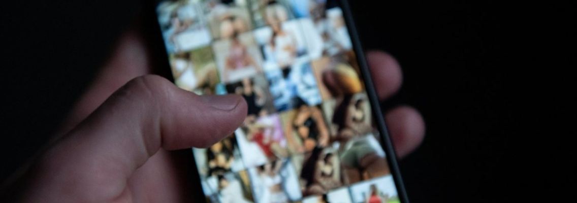 Smartphone mit pornografischen Bildern.jpeg
