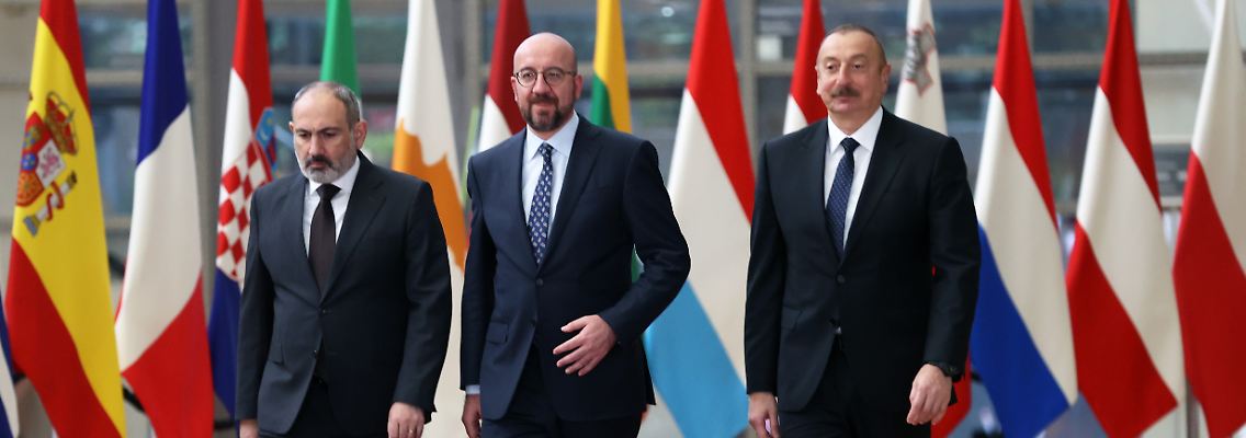 EU-Ratspräsident Charles Michel (Mitte) mit Armeniens Premier Nikol Paschinjan (links) und Aserbaidschans Präsident Ilham Aliyev in Brüssel.