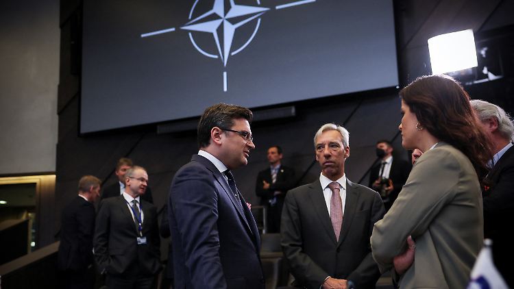 Kuleba bei einem Treffen der Außenminister der NATO-Staaten.