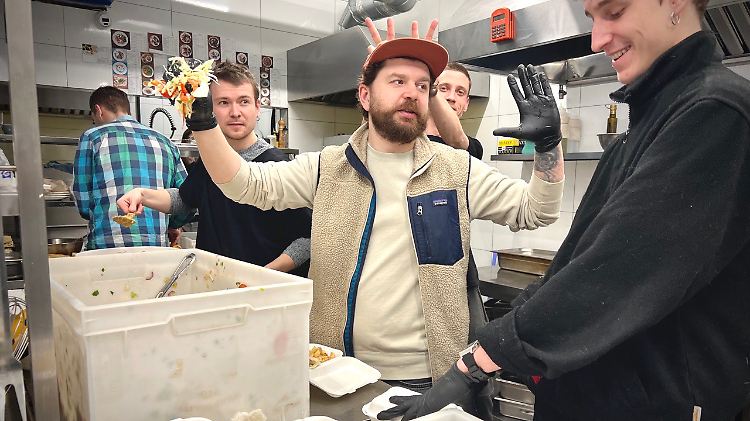 Roman Jirnih und seine Mitarbeiter kochen kostenlos für alle, die Hunger haben.