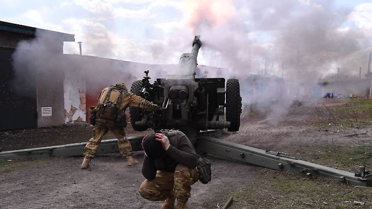 Die Kämpfe um Luhansk werden immer intensiver, hier feuern russische Einheit auf ukrainische Stellungen.