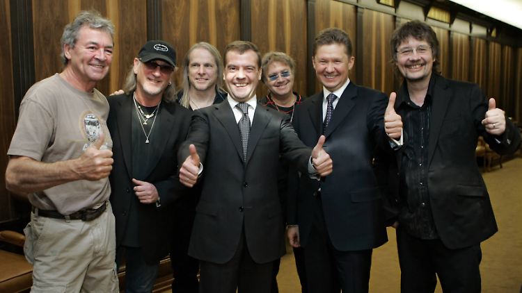 Deep Purple? Find ich gut! Wladimir Putins Scharfmacher Dmitri Medwedew (M.) 2008 inmitten einer seiner Lieblingsbands.