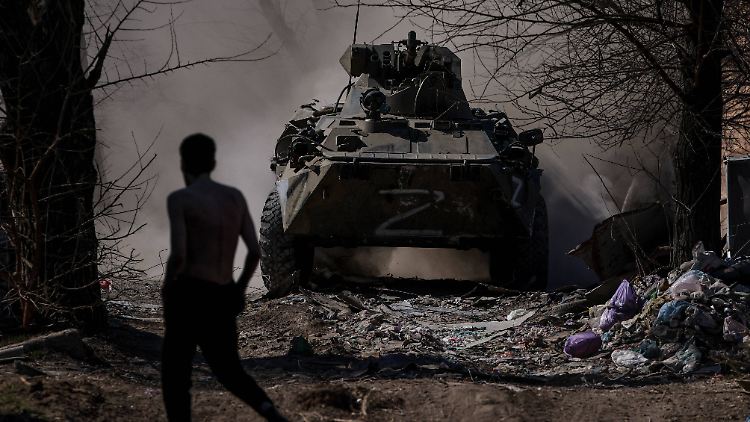 Ein Zivilist kreuzt den Weg eines russischen Panzers im Südosten der Ukraine. 