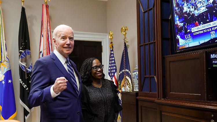Joe Biden jubelt mit Ketanji Brown Jackson.