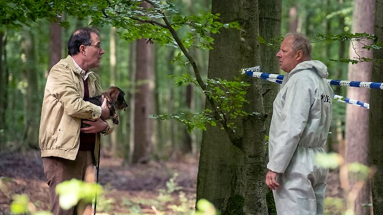 Kommissar Borowski (Axel Milberg, r.) und der Spaziergänger (Stefan Kurt), der die Leiche gefunden hat.