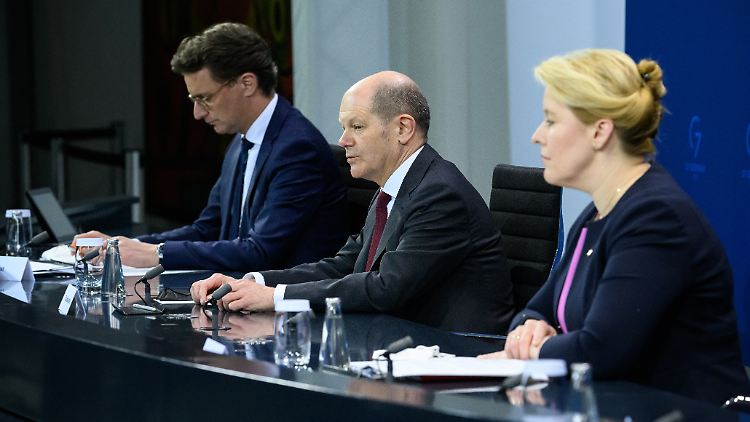 Bundeskanzler Olaf Scholz (M) äußert sich zusammen mit Hendrik Wüst (l), Ministerpräsident von Nordrhein-Westfalen, und Franziska Giffey, Regierende Bürgermeisterin von Berlin, bei einer Pressekonferenz nach den Beratungen zwischen der Bundesregierung und den Regierungschefinnen und Regierungschefs der Länder im Bundeskanzleramt.