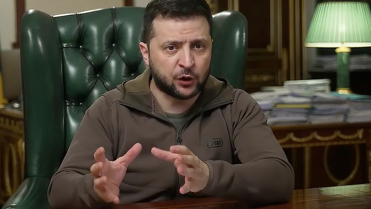 Die Streitkräfte seines Landes täten weiterhin alles, um die Offensive der russischen Truppen im Donbass abzuwehren, sagte Selenskyj.