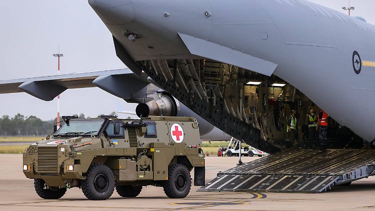 Ein Bushmaster-Panzerfahrzeug wird auf dem Flughafen Brisbane verladen.