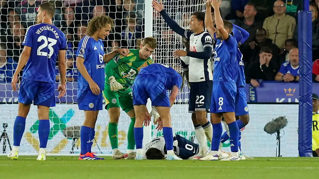 Rodrigo-Bentancur-knallte-im-Spiel-der-Tottenham-Hotspur-gegen-Leicester-City-heftig-mit-einem-Gegenspieler-zusammen