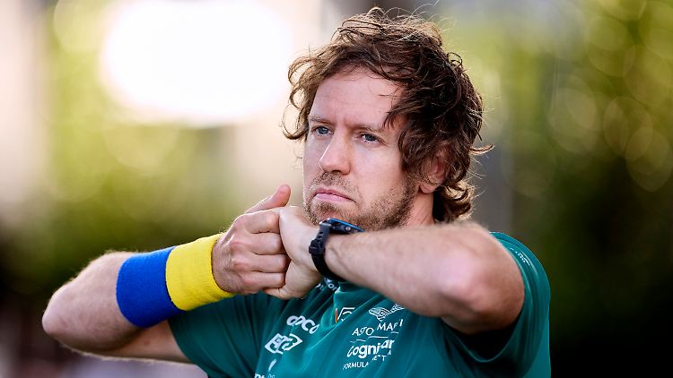 Sebastian Vettel mit einem Schweißband in den Farben der Ukraine.