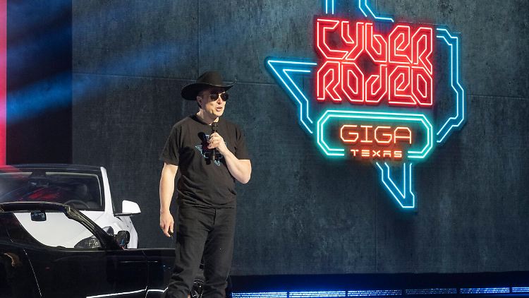 Im Cowboy-Look mit Hut und Sonnenbrille weihte Musk die neue Fabrik in Texas ein.