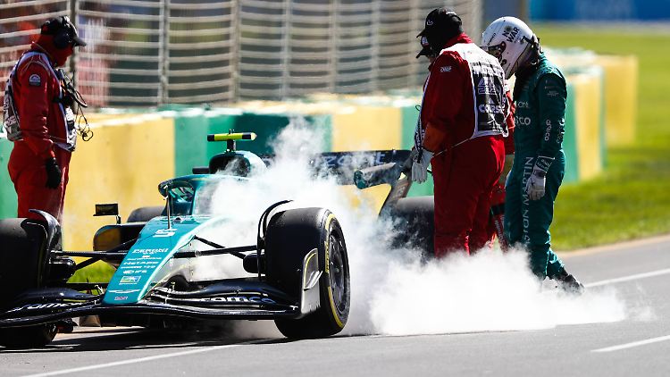 Sebastian Vettel vor seinem Aston Martin.