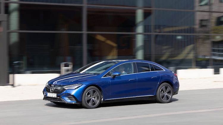 Wer die Hoffnung hegt, dass es den Mercedes EQE auch irgendwann als Kombi geben wird, der muss enttäuscht werden. Es bleibt bei der Limousine.