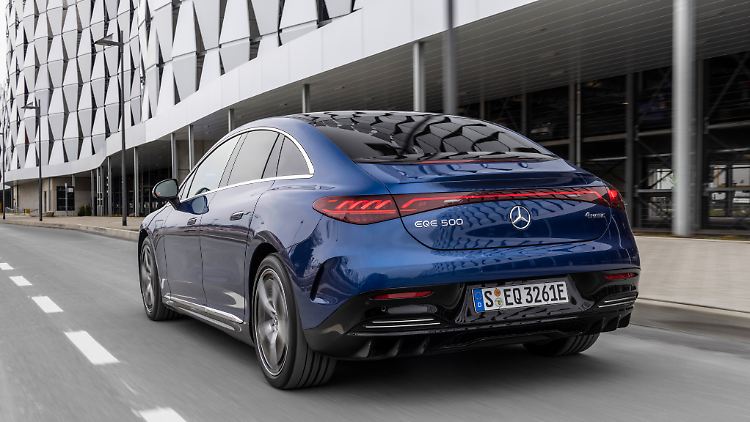 Ein schnittiges Leuchtband und Rücklichter mit Helix-Optik prägen das Heck des Mercedes EQE.