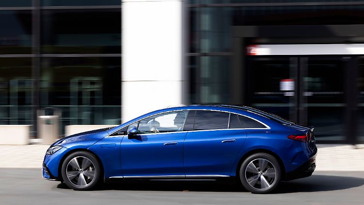 Mit der Hinterachslenkung für den Mercedes EQE verringert sich der Wendekreis um knapp zwei Meter.