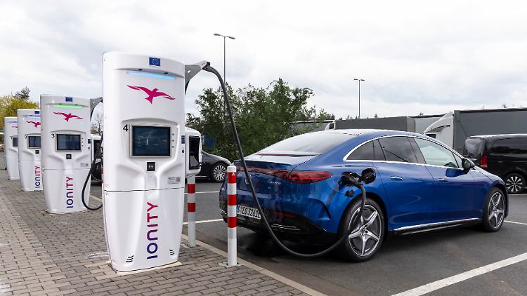 Die Ladetarife, die Mercedes ab Juni nicht nur für den EQE anbietet, sind eine Überlegung wert.