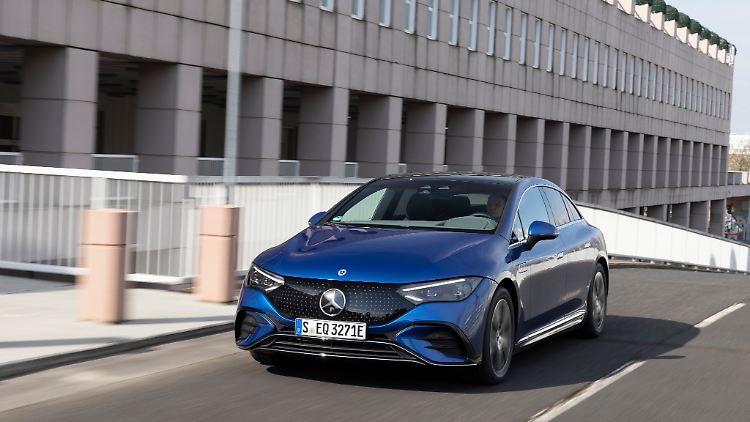 Egal, ob Mercedes EQE 350+ oder 500, die Höchstgeschwindigkeit ist auf 210 km/h begrenzt.