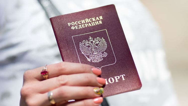 Mehr als 18.000 Menschen aus der Ukraine hätten einen russischen Pass beantragt, meldet Moskau.