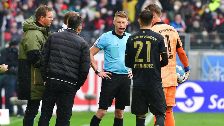 In der Schlussphase des Bundesliga-Spiels wurde lange diskutiert, wie der Fehler zustande gekommen war.