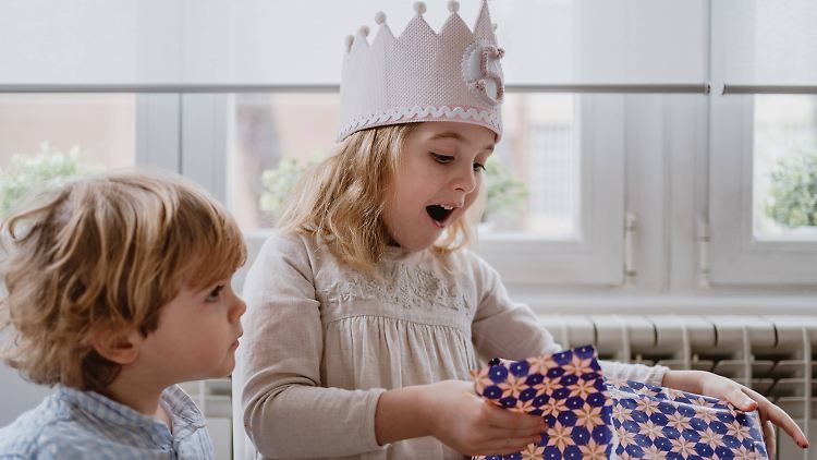 Geschenke auspacken und Begeisterung über ein Produkt - ein Klassiker der Kids-Influencer.