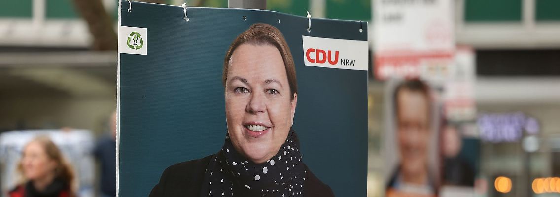 Wahlplakate von Ursula Heinen-Esser hängen in der Innenstadt.