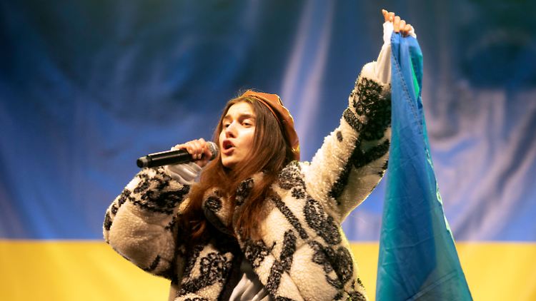 Jerry Heil bei ihrem Auftritt in Amsterdam: "Putin go home!"