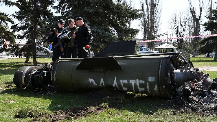 Eine der mutmaßlich verwendeten "Totschka-U"-Raketen mit der Aufschrift "für die Kinder".