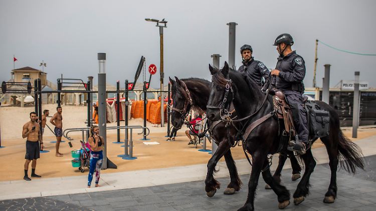 Baden unter Polizeischutz: Patrouille am Strand von Tel Aviv.