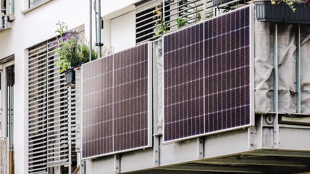 Muessen-Mieter-ihre-Balkonkraftwerke-eigentlich-versichern-Und-wer-zahlt-wenn-die-Mini-PV-Anlage-beschaedigt-wird