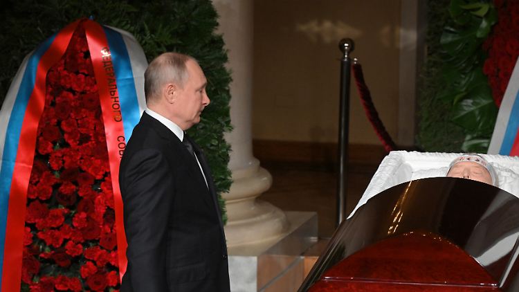 Anlass, über die eigene Sterblichkeit nachzudenken? Der russische Präsident Putin erweist dem Faschisten Schirinowski die letzte Ehre.